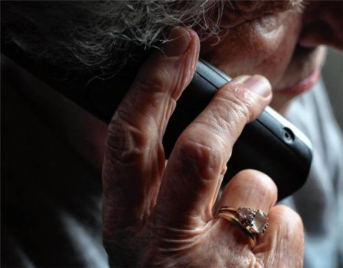 Seniorinnen und Senioren sind bevorzugte Ziele von Trickbetrügern. Foto  DPA
