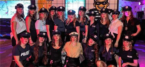 Sicher ist sicher: Aktive Dirndl als Polizisten. Foto Hötzellsperger