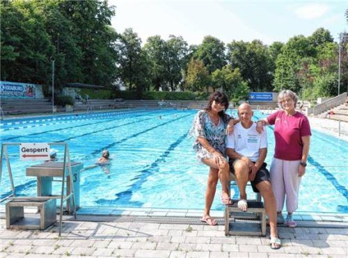 Sie engagierten sich im vergangenen Jahr für das Waldbad: Martina Arnusch-Haselwarter, stellvertretende Vorsitzende des Fördervereins Waldbad Waldkraiburg, Rettungsschwimmer Uli Mayer und Gastronomin Tine Kinzner. Foto Seitz