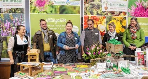 Sie eröffneten den Saatguttag: (von links) Irmi Maier, Vorsitzende des Vachendorfer Gartenbauvereins, Kreisfachberater Markus Breier, Kreisvorsitzende Birgit Furtner und Mitglieder der Kreisverbandsleitung. Foto Kreisverband
