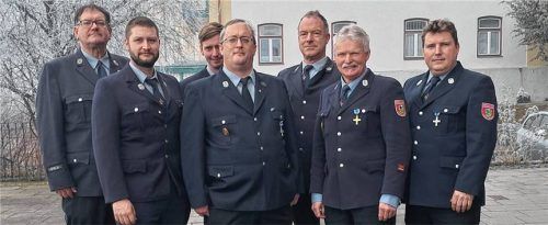 Sie führen Feuerwehrverein und Truppe an: Vereinsvorsitzender Johann Stübl, Stellvertreter Josef Schachner, Zweiter Fähnrich Johannes Fortner, Schriftführer Ralph Schachner, Erster Fähnrich Peter Weiß, Kassier Peter Fortner und Kommandant Bernhard Stockmaier. Foto Stübl