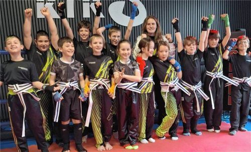 Sie präsentieren stolz ihre neuen Gürtel in Weiß-Blau und Weiß-Braun: die Nachwuchs-Kämpfer des Kampfsport Teams Kramer mit Prüferin Marina Pösl. Foto  re