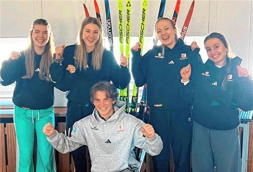 Sie vertreten den Stützpunkt Ruhpolding bei den Nachwuchs-Weltmeisterschaften im Biathlon am Arber: Leonie Hinterstoisser, Katharina Staller, Leni Dietersberger, Giovanna Nicolussi (hinten von links) und Korbinian Kübler (vorne).Foto Lukas Tannheimer