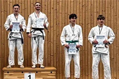 Siegerehrung bei den Herren: Kilian Gantner und Christian Meyer (links) standen ganz oben, Maximilian Kellermann und Jakob Althaus wurden Dritte.Foto Christian Meyer