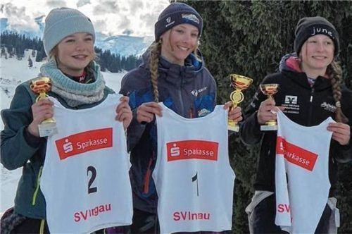 Siegerehrung in der U14 mit Philomena Camper, Gewinnerin Marlene Noe und Marlene Kastner (von links).Foto re