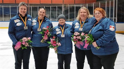Silbermedaille bei der deutschen Meisterschaft Winter 2025/2026 mit von links: Marina Dunstmair, Franziska Dücker, Resi Karl, Bettina Gründl und Andrea Zahner. Fotos Verein