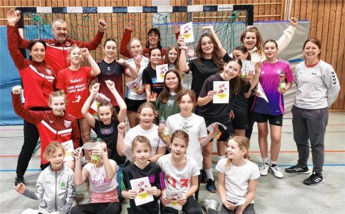 So sehen Siegerinnen aus: Nach dem intensiven Handballtraining konnten die „Girls“ ihre Auszeichnungen des Deutschen Handballbundes mit nach Hause nehmen. Foto Neuwirth