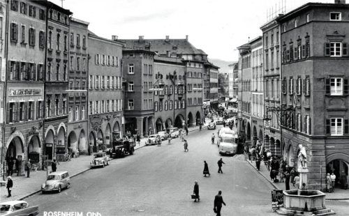 So war es 1956 auf dem Max-Josefs-Platz: viele Autos und vor allem viele Fußgänger...