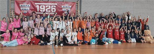 Sogar der Teddybär jubelt: Hochstimmung bei den E-Juniorinnen. Foto Unterforsthuber