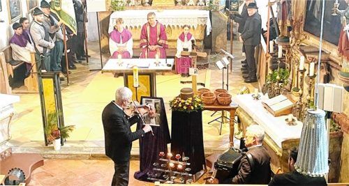 Sohn Xaver mit Geige in Begleitung von Erwin Gawlik mit Ziehharmonika sorgte für die musikalische Gestaltung der Auferstehungsfeier.Foto Hötzelsperger
