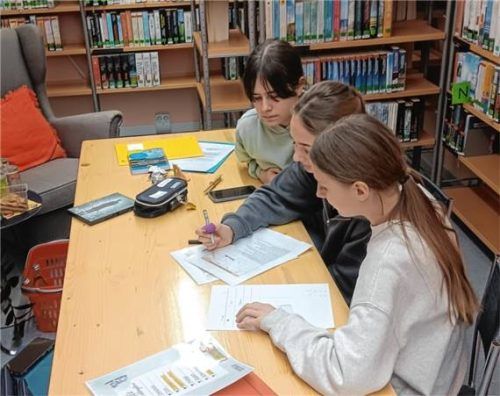 Sowohl analog als auch digital müssen die Teilnehmer desEscape-Games an der Lösung arbeiten. Foto  Sutherland