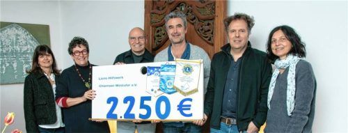 Spende an den Hospizverein: (von links) Anja Summerer, Angelika von Obernitz, Stefan Scheck (alle Hospiz-Gruppe) und Dr. Alexander Simon, Dr. Holger Maurer und Christine Stopp vom „Lions-Club Chiemsee-Westufer“. Foto Anita Berger