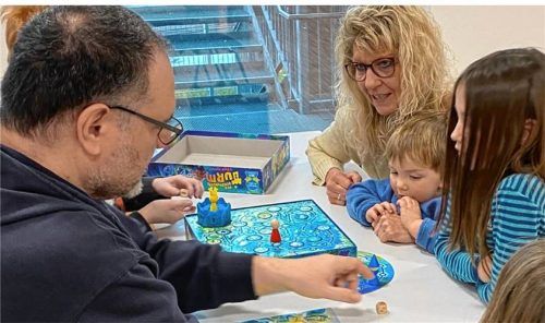 Spielen macht Spaß: Organisator Christian Fürst-Brunner (links) am Kinder-Spieltisch im Garser „Café Miteinand“.