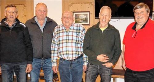 Spielleiter Johann Hingrainer mit Anton Scheidl, Georg Widhammer, Hans Weigl und Bernd Böswald (von links). Foto Strim