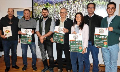 Stehen hinter der Aktion: (von links) Dritter Bürgermeister Christian Bergener, Michael Litzlfelder senior, Michael Litzlfelder junior (OGV Feilnbach-Wiechs-Litzldorf), Sepp Millauer (OGV Au-Dettendorf), Anja Pust (Fachbereich Bauen, Klima und Umwelt), Thomas Zink (Baukulturbeauftragter) und Josef Zink (Präsentation). Foto Peter Strim