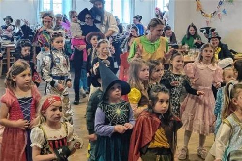 Stets voll war die Tanzfläche beim Kinderfasching des SV Ostermünchen. Foto stache