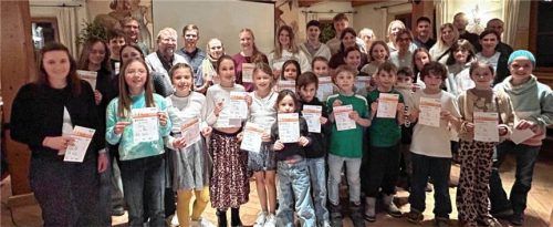 Stolz präsentieren die Sportler ihre Urkunden.Foto TuS Bad Aibling