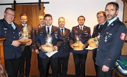 Stolz sind Bürgermeister Stephan Schlier (Zweiter von links), Kreisbrandmeister Josef Kirner (Dritter von links), der neugewählte Vorsitzende Michael Holzmaier (Fünfter von links) sowie Kommandant Johann Pfab (rechts) auf die geehrten aktiven Kameraden Johann Staber (links), Sebastian Wierl (Vierter von links), Martin Schweiger (Zweiter von rechts) und Michael Schmelcher (Dritter von rechts). Foto Strim