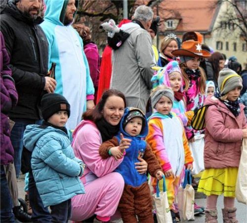 Tausende Zuschauer säumten die Zugstrecke.