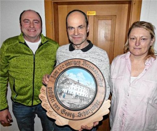 Thomas Kreiler (Mitte) gewann das Vereinsschießen 2025 des „Grün-Ober-Vereins Kraimoos“. Vorsitzende Irene Dangl, die den zweiten Platz belegte, und der Zweite Vorsitzende Josef Kreiler gratulierten ihm zum Erfolg. Foto Müller