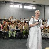 79 Musiker mit Harfe, Hackbrett und Co. spielen auf