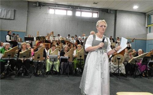 Total begeistert war die Leiterin des Altenmarkter Volksmusikseminars, Annemarie Bayerl, beim gut besuchten öffentlichen Abschlusskonzert in der Turnhalle der Grundschule. Auch die 28. Ausgabe der von ihr einst ins Leben gerufenen Veranstaltung war ein voller Erfolg. Foto Müller