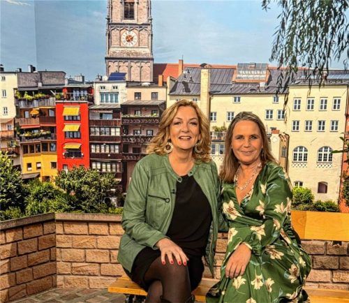 Tourt zu Ehren ihrer Mutter Maria Schell durch die Lande: Tochter Marie Theres Relin (rechts) aus Wasserburg, im NDR-Studio mit Moderatorin Bettina Tietjen. Hier wurde sogar eine Wasserburg-Kulisse aufgebaut. Foto Relin