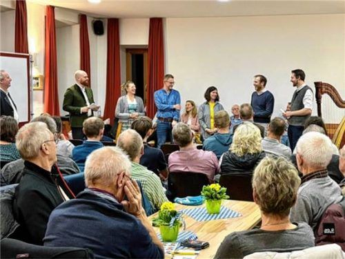 Über einen gut besetzten Dorfsaal freuten sich die Kandidaten der CSU Wössen.Foto re