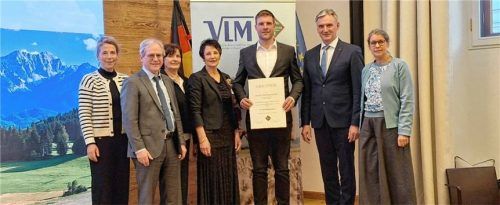 Überreichung der Dr.-Hans-Eisenmann-Urkunde: Vorsitzende des VLM und vlf (Verband für landwirtschaftliche Fachbildung in Bayern) Dr. Isabell Schneweis-Fleischmann (links), Christine Wutz (Dritte von links), Dagmar Hartleb, Nikolaus Gschwendtner (Sechster von links), Dr. Maximilian Wohlgschaft, StMELF (Zweiter von links) und Dr. Claudia Hafer, StMELF (rechts) gratulierten Stefan Niederbuchner.Foto VLM Bayern