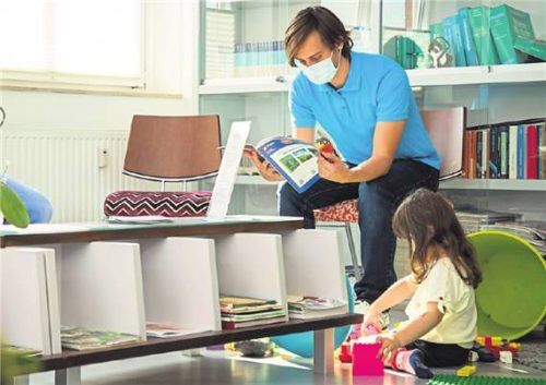 Um Kinderkrankengeld zu erhalten, braucht es eine ärztliche Bescheinigung. Foto CHRISTIN KLOSE/DPA