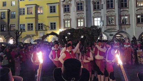 Umgeben von leuchtenden Fackeln waren die Schäffler bei ihrem letzten Tanz vor dem Wasserburger Rathaus. Fotos Birkhof