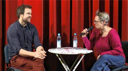 Unmögliches machen, um Mögliches zu schaffen: Regisseur Niklas von Wurmb-Seibel im Gespräch mit Kreisrätin und Bad Aiblings Stadträtin Martina Thalmayr (Grüne). Foto Strim