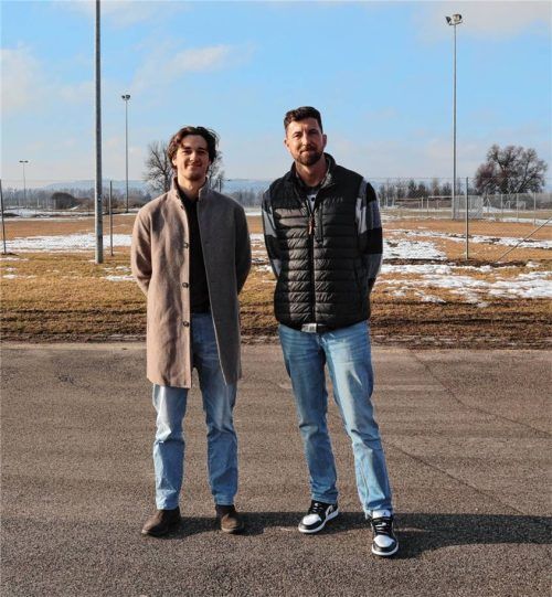„Unser Ziel wäre Oktober 2026“: Wenn es nach Tom Bremer (links) und Tobias Guggenhuber geht, könnte auf dem Gelände hinter ihnen – im Sportpark Bad Aibling – schon bald eine große Tennishalle entstehen.Foto Bettinger
