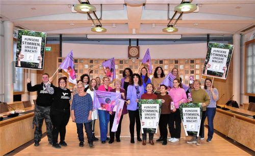 „Unsere Stimmen, unsere Macht“: Mitglieder des Aktionsbündnisses „Internationaler Frauentag Rosenheim“ haben ein vielseitiges Programm auf die Beine gestellt, das nun im Rosenheimer Rathaus vorgestellt wurde. Foto Schlecker