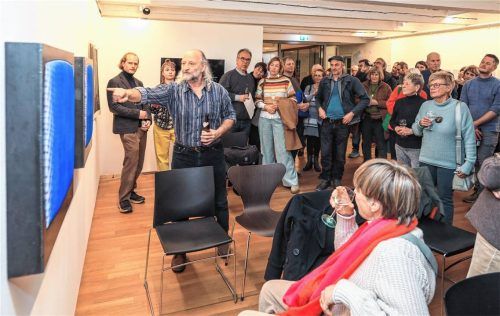 Uwe Bressnik aus Wien erläutert im Gespräch mit dem Publikum optische Kipp-Effekte beim Betrachten seiner Arbeiten. Foto effner