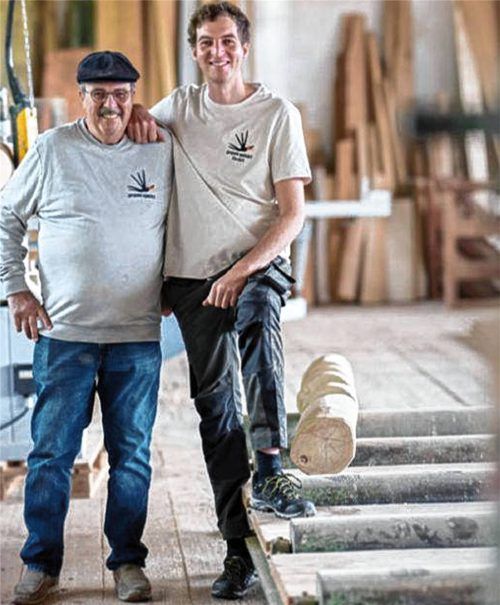 Vater Heiner Hofmann und Sohn Florian sind zwei Rosenheimer Spezialisten für besondere Spielplätze. Foto Re