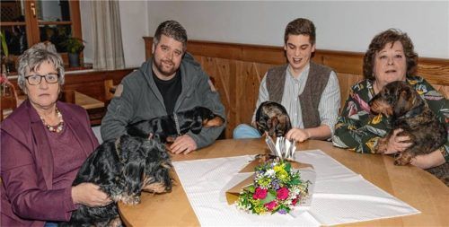Vereinsmitglieder und ihre geadelten Hunde: Vorsitzende Justine Betzl, Zweiter Vorsitzender Dennis Wessely, Schatzmeister Max Dandl und Schriftführerin Katharina Seidel. Foto re
