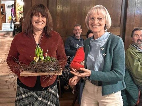 Vereinsvorsitzende Petra Reiter (rechts) dankte für den interessanten Vortrag der Bienensachverständigen Luise Mitterreiter bei der Jahresversammlung.Foto Eder