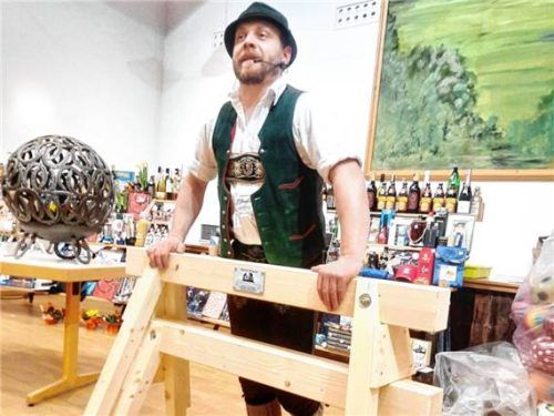 Versteigerer Josef Bauer brachte mit Humor die Gegenstände an den Mann. Foto  Hötzelsperger