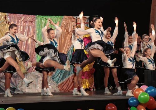 Viel Applaus für die Gastgeber: Die Jugendgarde der Chiemseenixen bestach mit einem blitzsauberen Marsch und tanzte außerdem gemeinsam mit der Kindergarde zum Takt von Samba und Salsa. Fotos Ortner