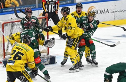 Viel Verkehr vor dem Tor, der Puck findet seinen Weg dennoch ins Netz.