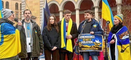 Viel Zuspruch für den Disqualifizierten: Jonah Werner (Zweiter von rechts) und der ukrainische Skeleton-Pilot Vladyslav Heraskevych bei einer Kundgebung in München am vergangenen Samstag.Foto privat