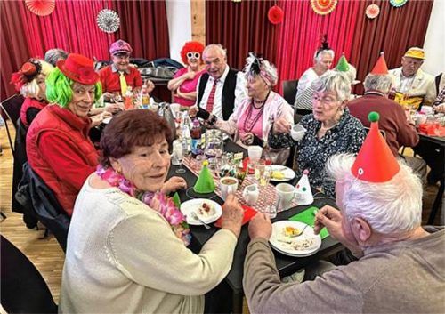 Viele Gäste kamen in lustigen Kostümen.Foto re