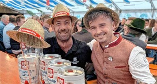 Vier Fassl Schweiger Bräu ersteigerte sich Franz Gauster (links). Moderator Tommy Schwimmer (rechts) überbrachte das Paket.Foto jof