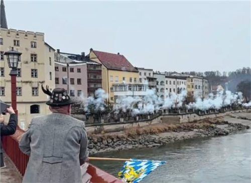 Vier Salven von 60 Böllerschützen gab es zum Auftakt der Feierlichkeiten zum Gründungsjubiläum.