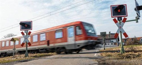 Von Mühldorf nach München fahren die Züge nur auf eingleisiger Strecke. Bei Weidenbach kam es jetzt zu einem gefährlichen Zwischenfall. Foto dpa/Peter Kneffel