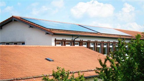 Vor 20 Jahren wurde die Photovoltaikanlage auf dem Dach der Schule montiert. Foto Günster