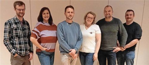 Vorsitzender Georg Wimmer bedankte sich bei der Kreisvorstandschaft: (von links) Maria Rottenaicher (Stellvertreterin), Florian Lentner (Kassier), Barbara Winklbauer (Schriftführerin) sowie bei den beiden Kassenprüfern Wolfgang Wenger und Mathias Brandl für deren Engagement. Foto  Maier