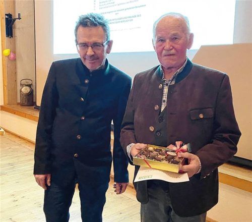 Vorsitzender Karl Gaigl (links) ehrte Fritz Scheurer für 40 Jahre. Foto meindl