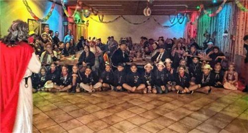 Vorsitzender Michael Beutl zeigte sich hocherfreut über den starken Besuch im Trachtenheim. Fotos RE